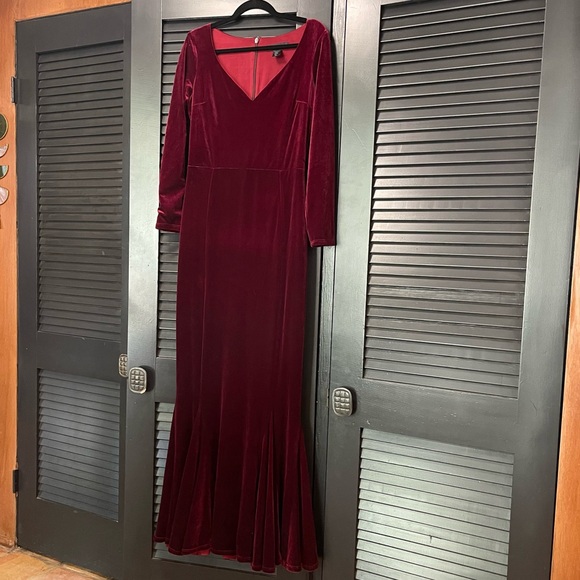 La Femme en Noir Black Marilyn oxblood velvet gown, size XL - Picture 2 of 5